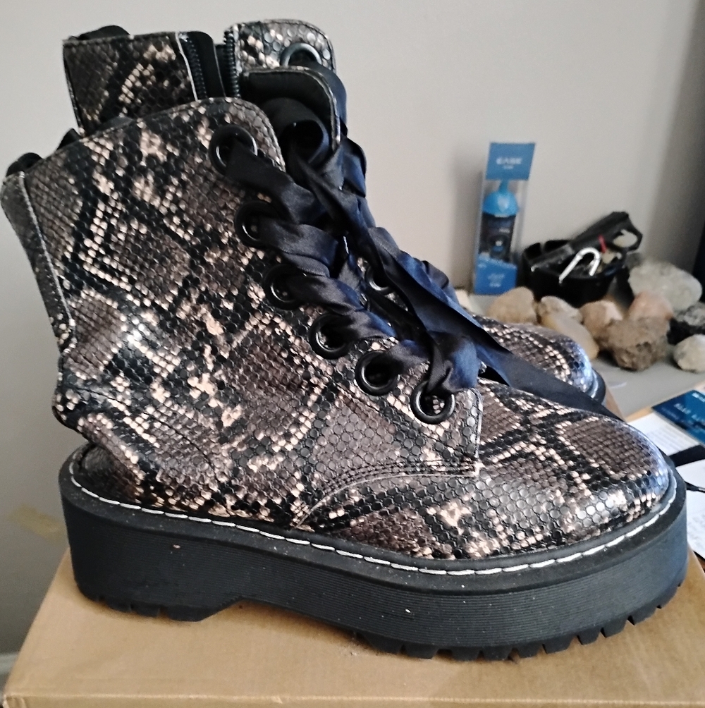 Forever 21  Women's Snakeskin Platform Boots 7